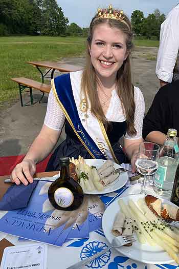 die Schrobenhausener Spargelkönigin 2023/2024 Natalie I.  an der Rekord-Spargeltafel in Schrobenhausen (©Foto.Martin Schmitz)